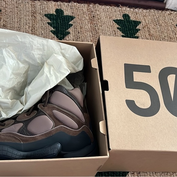 Brand new Yeezy 500 with box included and extra laces. Open to offers :) - Picture 2 of 3